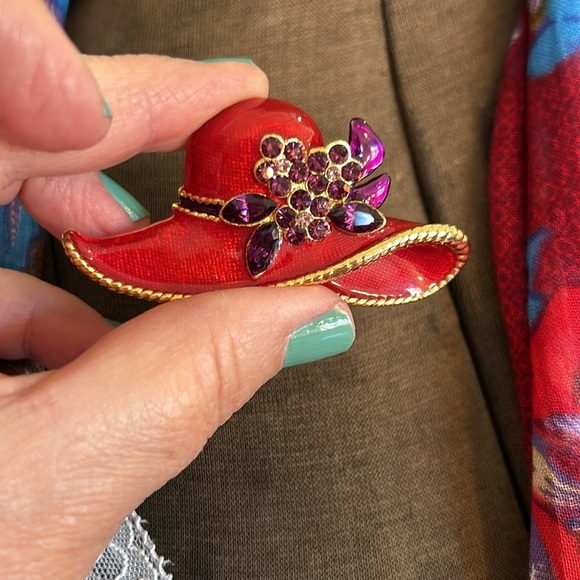 Wrap from Vivante by USA and red hat brooch or pendant for the Red Hat Society - Picture 5 of 17